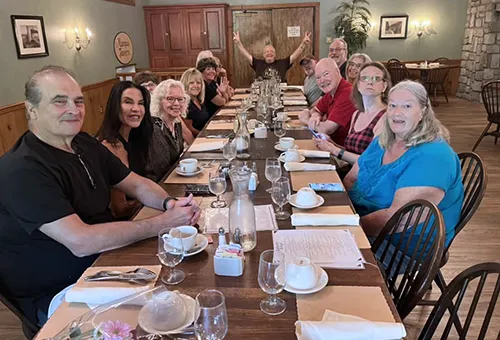 Alumni at long table for Sunday brunch